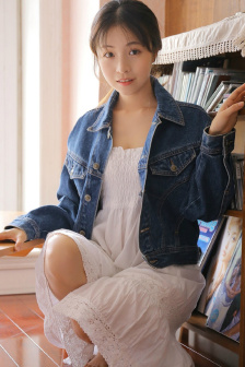 美女拉屎